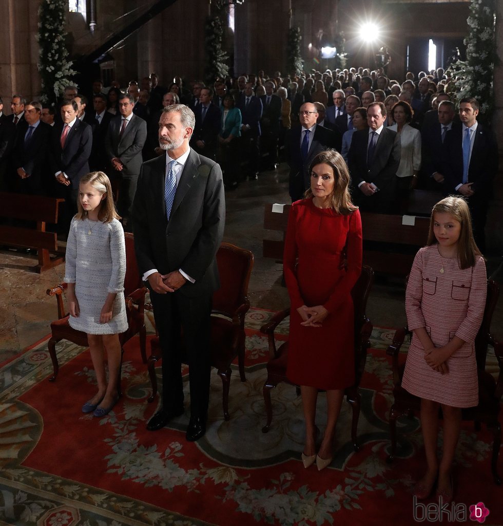 Los Reyes Felipe y Letizia, sus hijas Leonor y Sofía y Menchu Álvarez del Valle en la Misa por el centenario de la Coronación de la Virgen de Covadonga