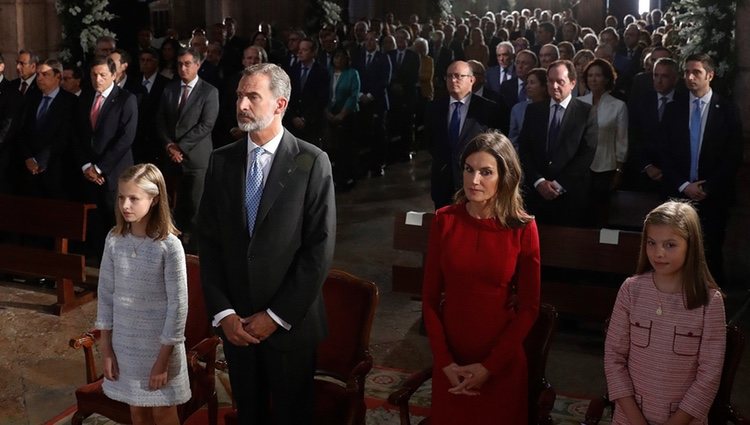 Los Reyes Felipe y Letizia, sus hijas Leonor y Sofía y Menchu Álvarez del Valle en la Misa por el centenario de la Coronación de la Virgen de Covadonga