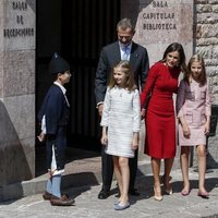 Los Reyes Felipe y Letizia, la Princesa Leonor y la Infanta Sofía con dos niños asturianos en Covadonga