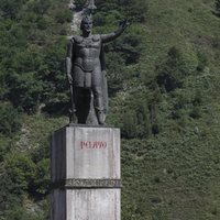 Los Reyes Felipe y Letizia, la Princesa Leonor y la Infanta Sofía ante la estatua de Don Pelayo en Covadonga