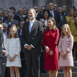 Los Reyes Felipe y Letizia y sus hijas Leonor y Sofía en la ofrenda floral a Don Pelayo en Covadonga