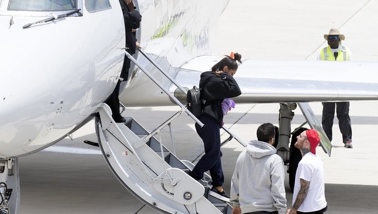 Ariana Grande y Mac Miller bajando de un avión en 2017