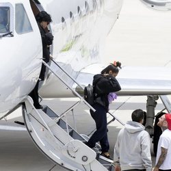 Ariana Grande y Mac Miller bajando de un avión en 2017