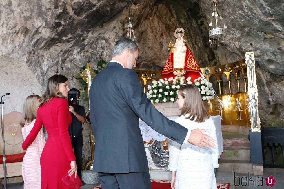 El Rey Felipe, cariñoso con la Princesa Leonor, y la Reina Letizia, atenta con la Infanta Sofía en Covadonga