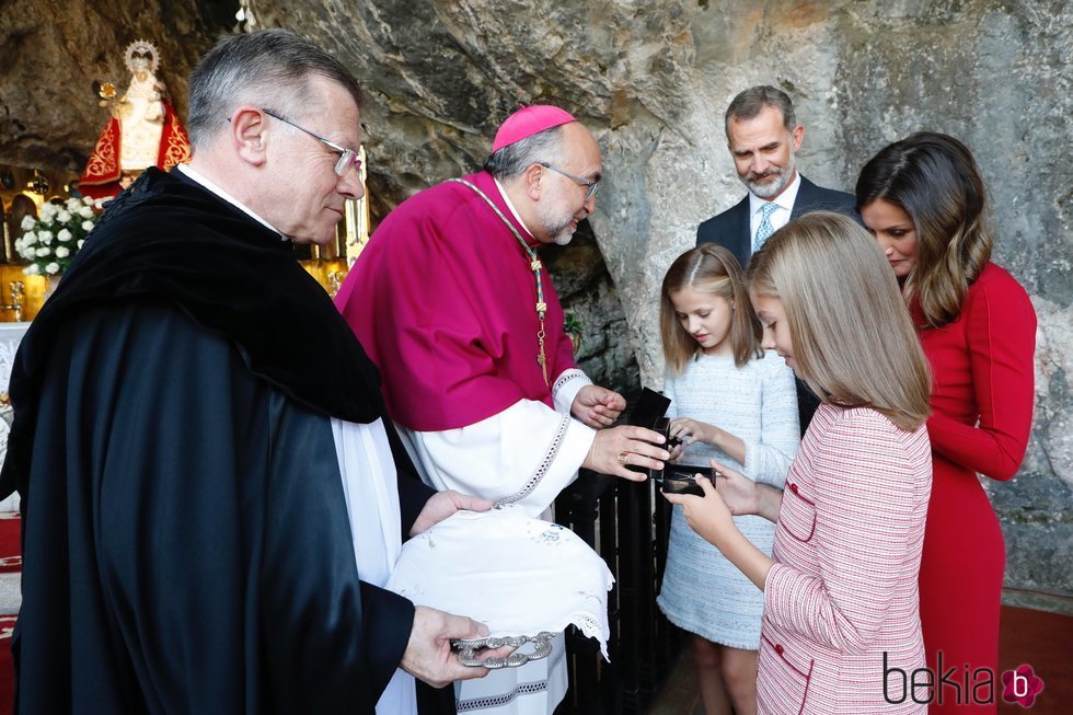 La Princesa Leonor y la Infanta Sofía reciben medallas del centenario de la Coronación Canónica de la Virgen de Covadonga