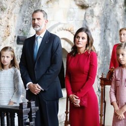 Los Reyes y sus hijas Leonor y Sofía en una misa ante la Santina