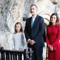 Los Reyes y sus hijas Leonor y Sofía en una misa ante la Santina