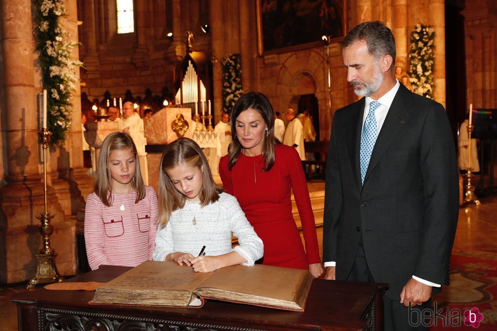 La Princesa Leonor firma en la Basílica de Covadonga ante los Reyes Felipe y Letizia y la Infanta Sofía