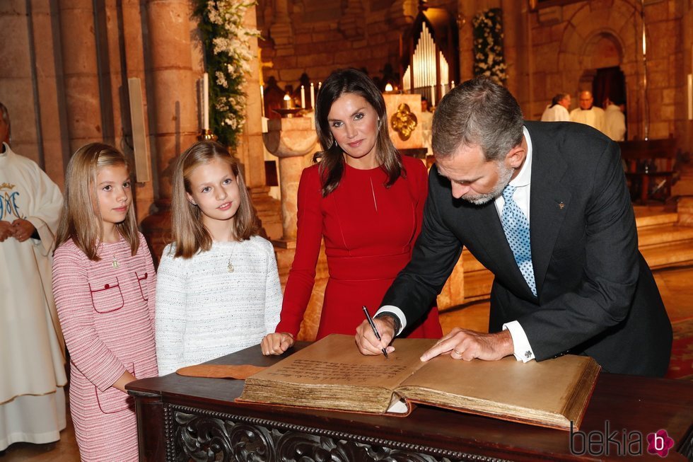 El Rey Felipe firma en la Basílica de Covadonga ante la Reina Letizia y sus hijas Leonor y Sofía