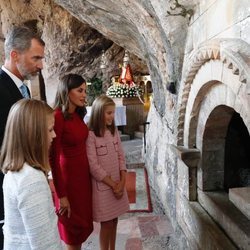 Los Reyes y sus hijas ante la tumba de Don Pelayo en Covadonga