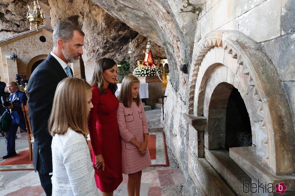 Los Reyes y sus hijas ante la tumba de Don Pelayo en Covadonga