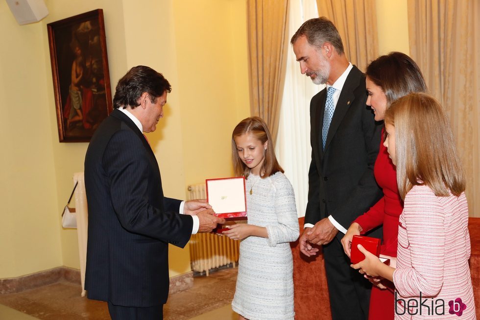 El presidente de Asturias entrega a la Princesa Leonor una medalla en Covadonga