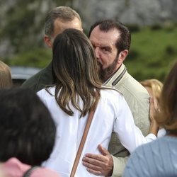 La Reina Letizia saluda a su padre, Jesús Ortiz, en los Lagos de Covadonga