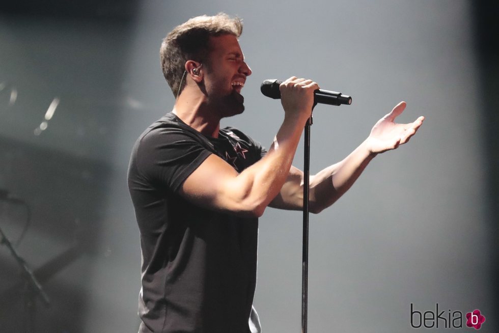 Pablo Alborán cantando en el concierto 'Vive Dial' 2018 en Madrid