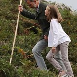 El Rey Felipe y la Princesa Leonor charlando en los Lagos de Covadonga