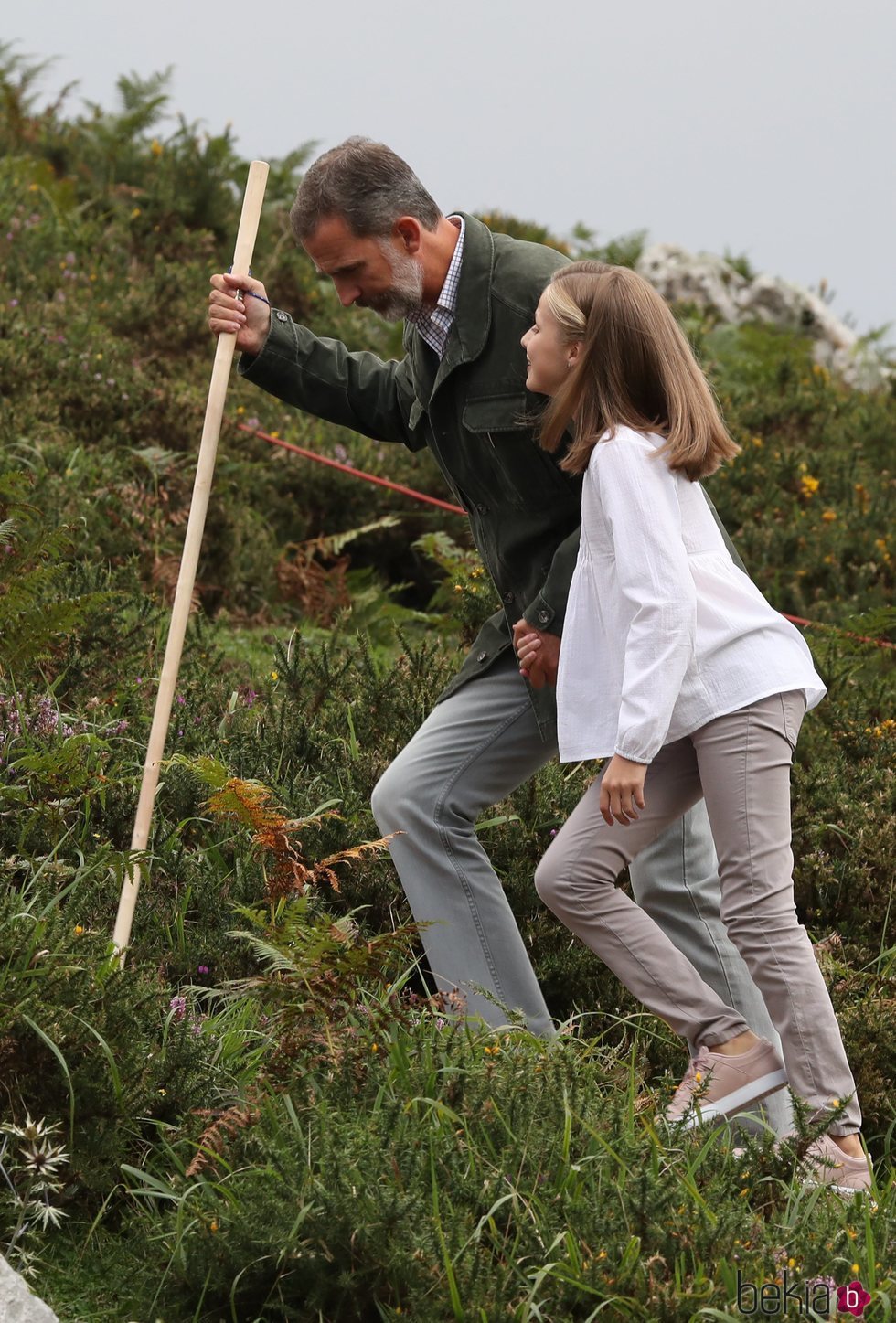 El Rey Felipe y la Princesa Leonor charlando en los Lagos de Covadonga