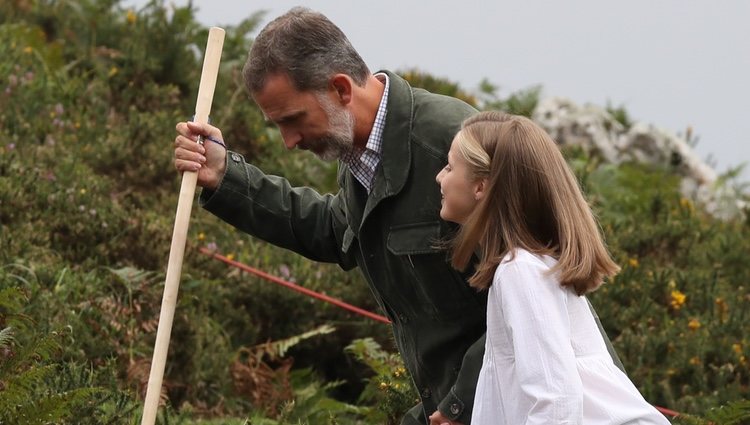 El Rey Felipe y la Princesa Leonor charlando en los Lagos de Covadonga