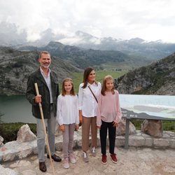 Los Reyes Felipe y Letizia, la Princesa Leonor y la Infanta Sofía en el Mirador de la Princesa en los Lagos de Covadonga