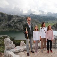 Los Reyes Felipe y Letizia, la Princesa Leonor y la Infanta Sofía en el Mirador de la Princesa en los Lagos de Covadonga