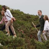 Los Reyes Felipe y Letizia, la Princesa Leonor y Sofía haciendo senderismo en los Lagos de Covadonga