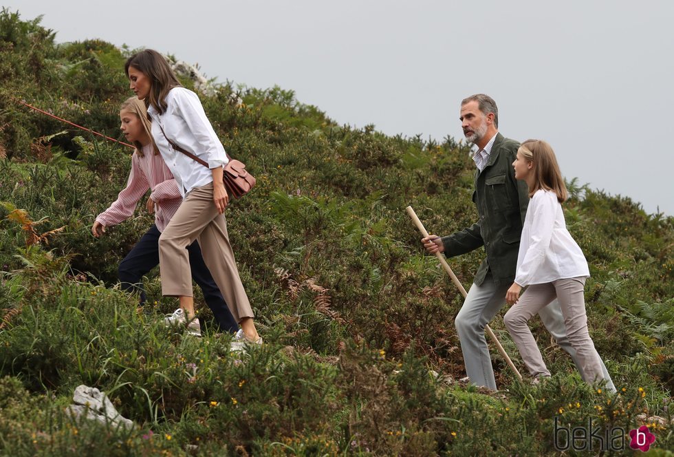 Los Reyes Felipe y Letizia, la Princesa Leonor y Sofía haciendo senderismo en los Lagos de Covadonga