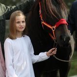 La Princesa Leonor con la yegua que le regalaron en su visita a Covadonga