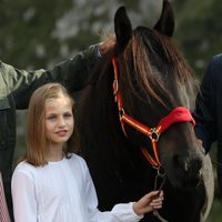 La Princesa Leonor con la yegua que le regalaron en su visita a Covadonga