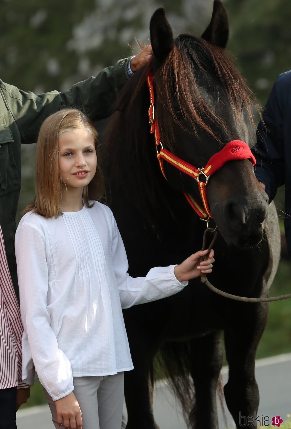 La Princesa Leonor con la yegua que le regalaron en su visita a Covadonga