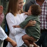 La Princesa Leonor con una niña en brazos en Covadonga