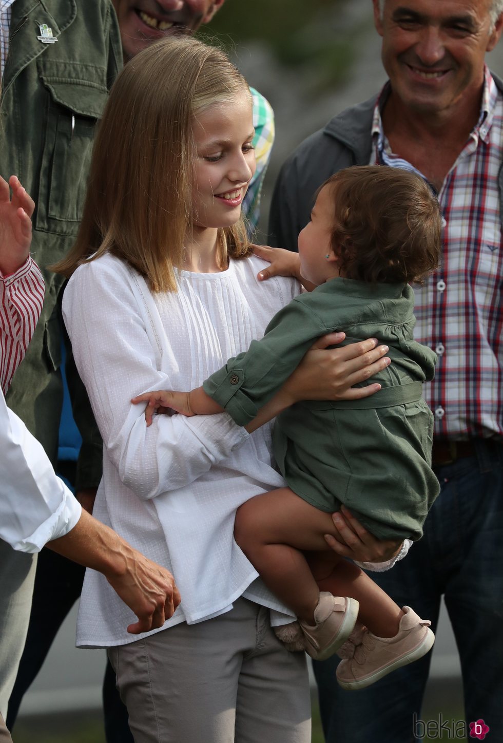 La Princesa Leonor con una niña en brazos en Covadonga