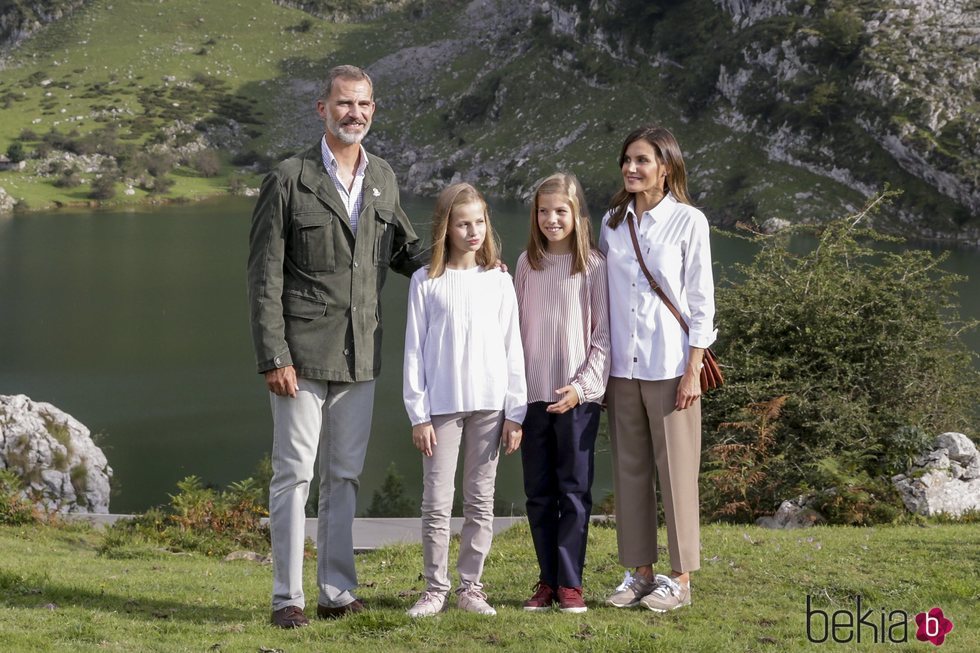 Los Reyes Felipe y Letizia, la Princesa Leonor y la Infanta Sofía en los Lagos de Covadonga