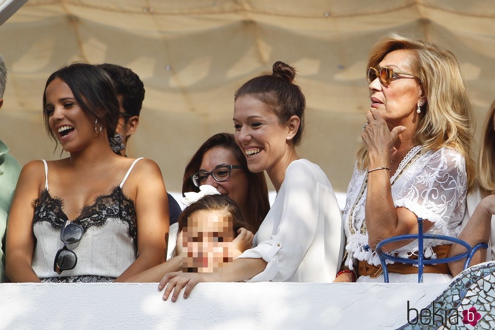 Gloria Camila, Kiko Jiménez y Rosa Benito en la procesión de la Virgen de la Regla en Chipiona