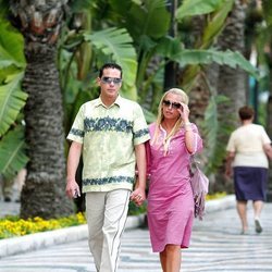 Óscar Lozano y Belén Esteban paseando por Alicante