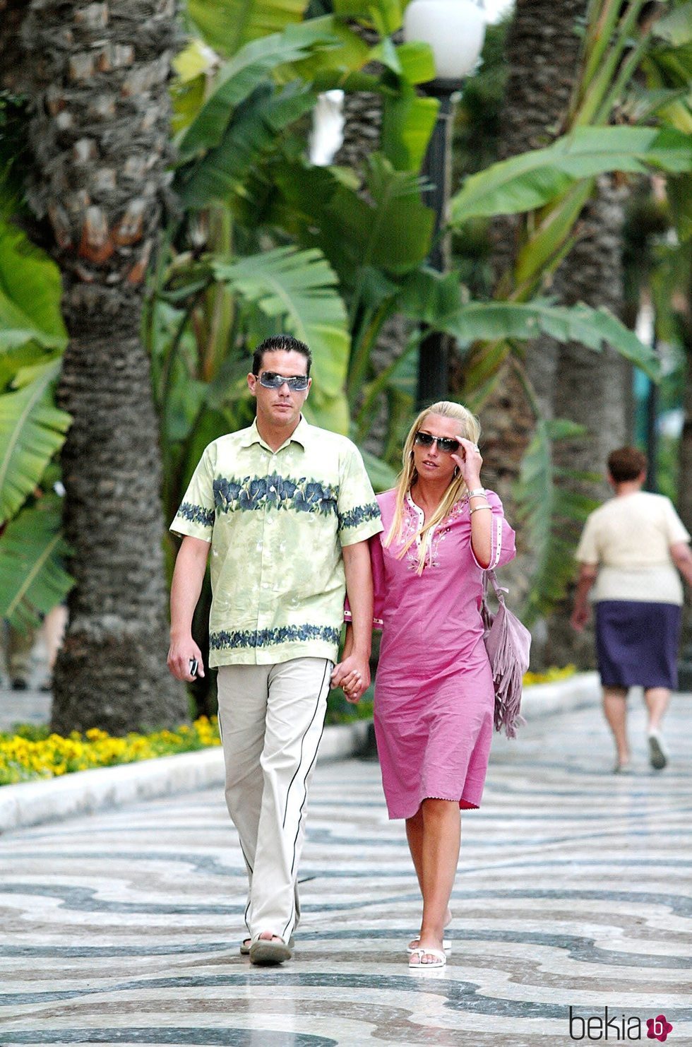 Óscar Lozano y Belén Esteban paseando por Alicante