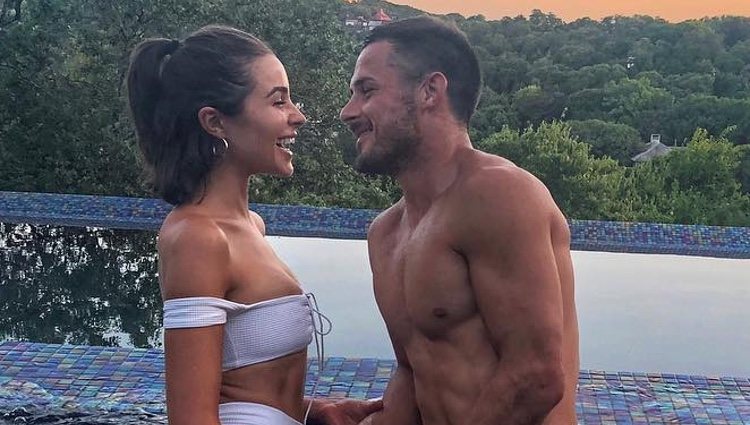 Olivia Culpo y Danny Armendola disfrutan de sus últimos días de vacaciones en una piscina