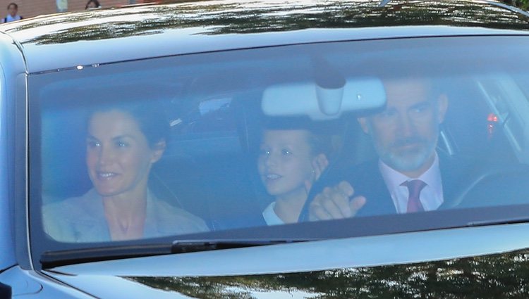 La Princesa Leonor con los Reyes Felipe y Letizia en su vuelta al cole