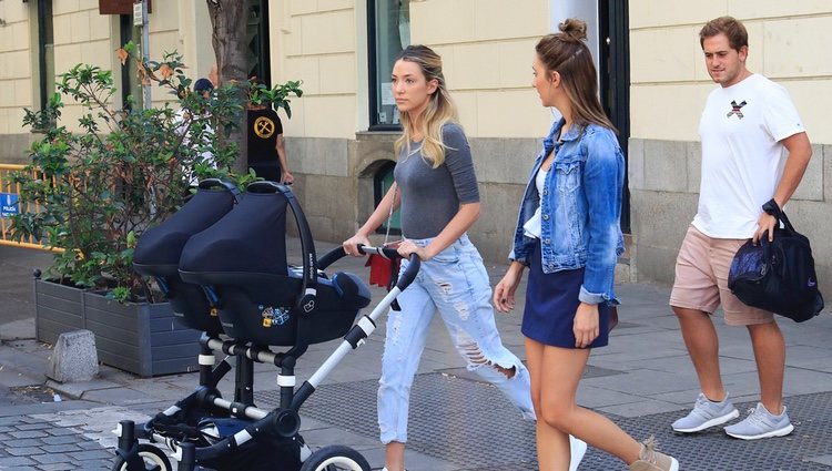 Alice Campello paseando con sus gemelos y unos amigos por Madrid