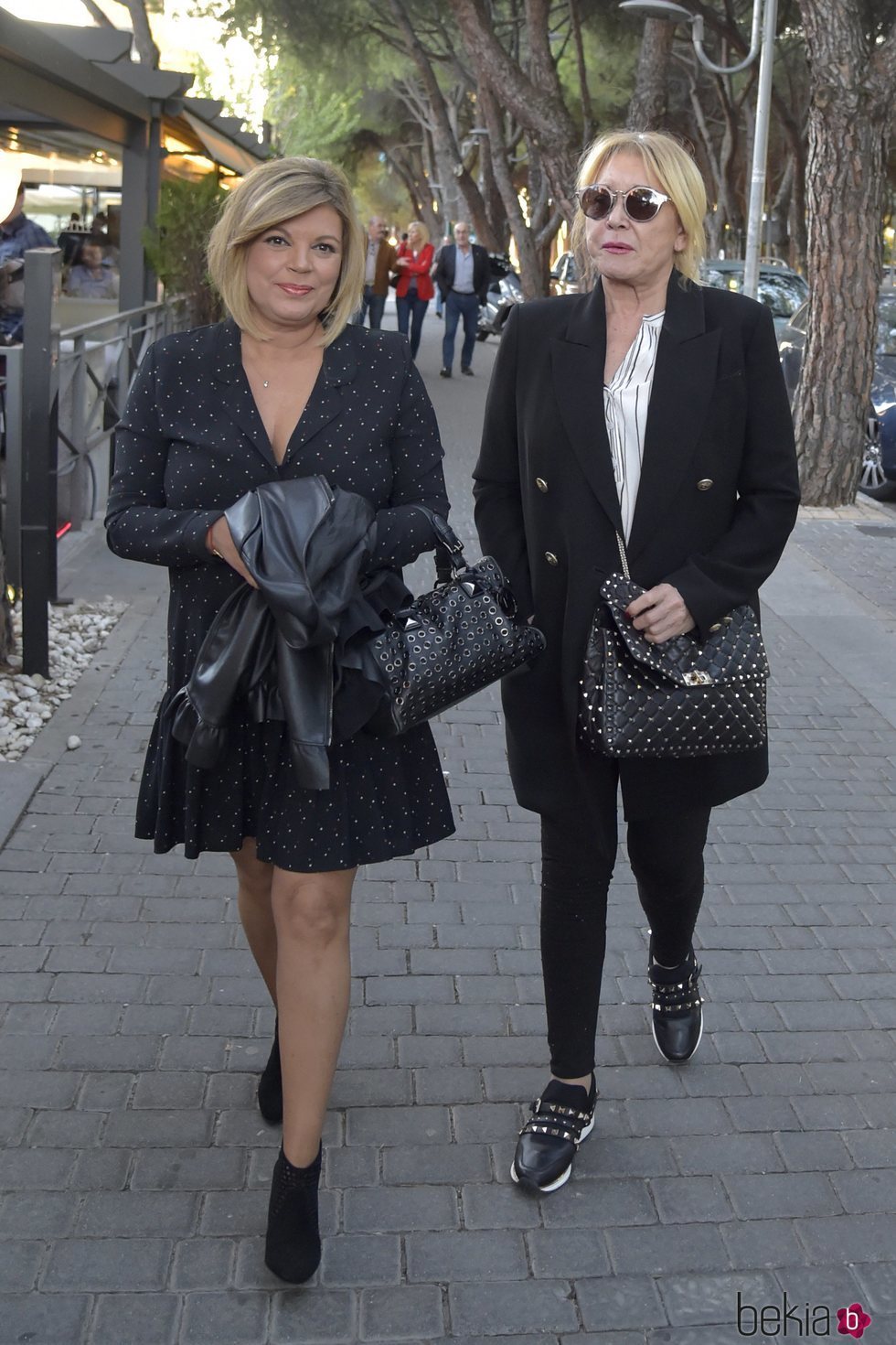 Terelu Campos y Mila Ximénez dando un paseo por Madrid