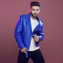 Agoney posando en una foto promocional