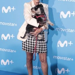 Mercedes Milá posando con Scott en la presentación de la nueva temporada de Movistar+