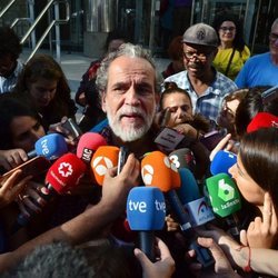 Willy Toledo hablando con la prensa tras ser puesto en libertad