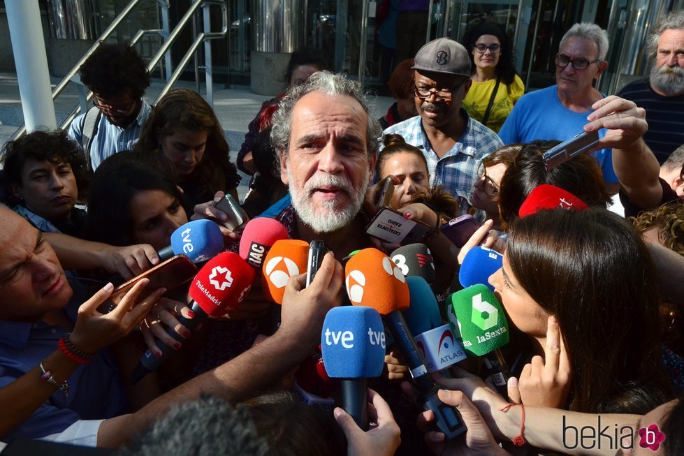 Willy Toledo hablando con la prensa tras ser puesto en libertad