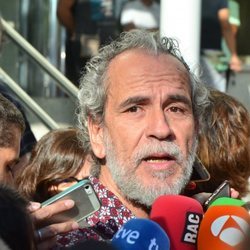 Willy Toledo declarando ante la prensa tras ser puesto en libertad