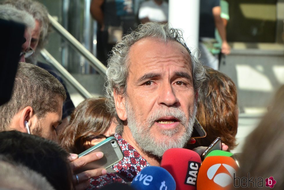 Willy Toledo declarando ante la prensa tras ser puesto en libertad