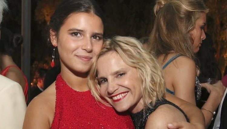 Cayetana Rivera y su madre, Eugenia Martínez de Irujo, muy abrazadas en su puesta de largo