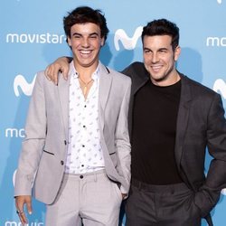 Óscar y Mario Casas en un evento de Movistar+