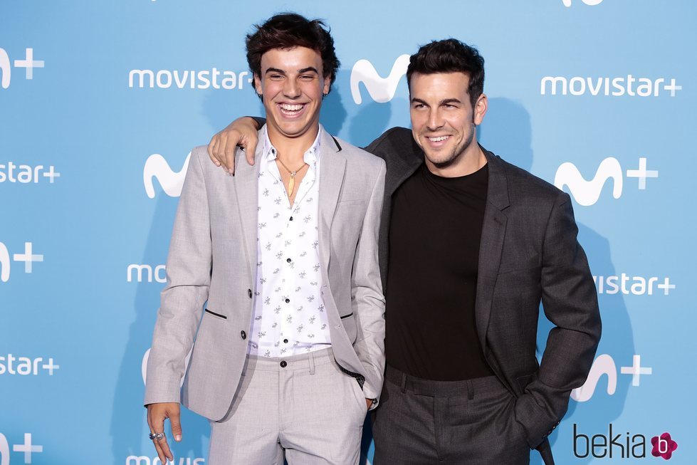 Óscar y Mario Casas en un evento de Movistar+