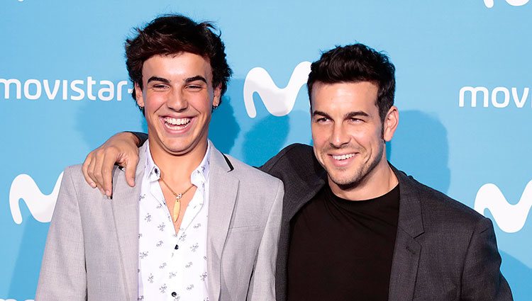 Óscar y Mario Casas en un evento de Movistar+