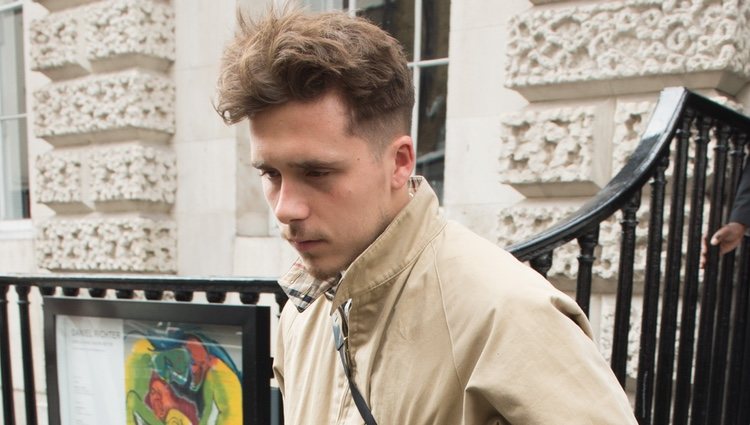 Brooklyn Beckham en el desfile de Victoria Beckham en la London Fashion Week