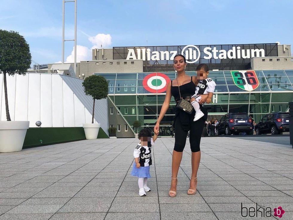 Georgina Rodríguez va a ver a la Juventus con los mellizos Eva y Mateo